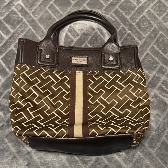 Tommy Hilfiger Handbags - Tommy Hilfiger Brown and White Patterned Tote